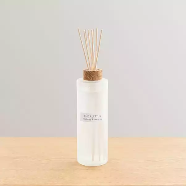 The Edited Life Wellness Eucalyptus Diffuser Refill 400ml 2 The Edited Life Wellness Eucalyptus Diffuser Refill 400ml - Image 2